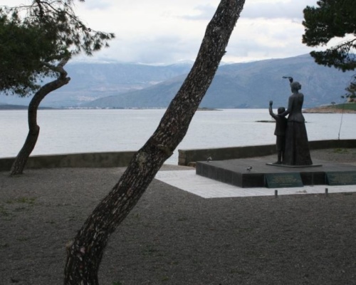 DELFI-AtHellas.gr-ΑΞΙΟΘΕΑΤΑ-Διεθνές μνημείο της «Γυναίκας του Ναυτικού»